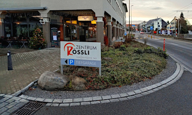 Einfahrt zum Parkplatz beim Zentrum R&ouml;ssli in Egg