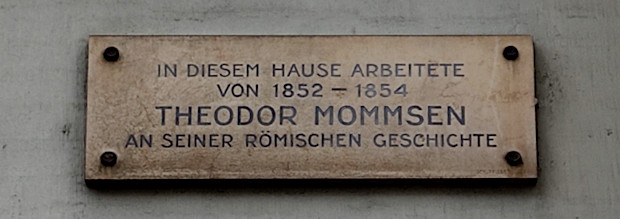 Schild beim Eingang
Strehlgasse 19